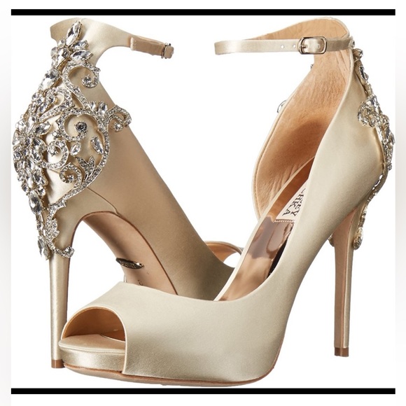 Badgley Mischka Karson Ankle Strap Peep
Toe Pump Ivory Satin women size 9 4.5" - Picture 7 of 17